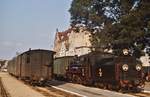 Schmalspurbahnen in Polen: Am 20.09.1976 steht die Px48 3910 abfahrbereit vor einem Personenzug im Bahnhof Gryfice, dem früheren Greifenberg. Der planmäßige Verkehr auf dem ca. 168 km langen Netz der ehemaligen Greifenberger Kleinbahn AG endete 1996, auf Teilstrecken gibt es noch Touristenverkehr, in Gryfice befindet sich heute ein Schmalspurmuseum.