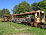 Anfang September 2024 habe ich in Koszalin (Köslin) diese bemitleidenswerten Beiwagen der Gattung Bxhpi abgelichtet.