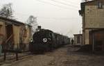 Schmalspurbahnen in Polen: Im Februar 1989 ist die Px48 1902 mit einem Personenzug aus Opalenica im ziemlich trostlosen Endbahnhof Nowy Tomisl/Neutomischel angekommen. Auch dieses Nezt der früheren, etwa 52 km Opalenitzaer Kleinbahnen wurde in den 1990er Jahren stillgelegt.