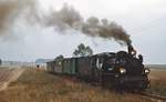 Schmalspurbahnen in Polen: In der dünn besiedelten Landschaft von Hinterpommern fährt die Px48 3900 am 19.09.1976 auf dem Meterspurnetz der ehemaligen Saatziger Kleinbahnen von Stargard nach