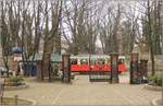 Der Konstal N Wagen auf der Linie 38 in Bytom nahe der Haltestelle Cmentarz Mater Dolorosa, durch das Friedhofstor gesehen.