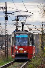 Konstal 105Na Wagen 631 auf der Linie 27 von  Pogoń Akademiki  nach  Kazimierz Grniczy Pętla  bei der Haltestelle  Porąbka Wiejska  (28.10.2013)