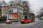 Konstal 105Na Wagen 561 auf der Linie 5 von  Bytom Plac Sikorskiego  fahrend nach  Zaborze Pętla  bei der Haltestelle  Biskupice Młyńska  (30.10.2013)