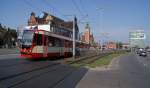 Ein ehemaliger Dortmunder N8C (1141) hat auf der Danziger Linie 8 gerade die Haltestelle am Hauptbahnhof (Dworzec Glowny) verlassen.