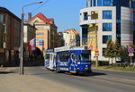 Der Tw 264 (ex Kassel 362) gehört zu den sieben Wegmann-Einrichtungs-Sechsachsern, die 2003 an die Straßenbahn in Gorzow verkauft wurden. Am 03.05.2016 fährt er in der Innenstadt von der Haltestelle Zaklad Energetyczny in Richtung Katedra.
