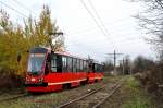 Wagen 707 auf der Linie 19 von  Katowice Plac Miarki  Richtung  Stroszek Zajezdnia  fahrend auf dem berland-abschnitt zwischen  Dąbrowa Miejska Węglowa  und  Dąbrowa Miejska