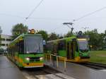 Tatra-Straßenbahn RT6N1 (#405, links) und Moderus Beta (#422) warten an der Endhaltestelle Starołęka auf die Abfahrt.