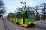 Polen / Straßenbahn Posen: Konstal 105Na - Wagen 330 aufgenommen im Januar 2015 an der Haltestelle  Fredry  in der Innenstadt von Posen.