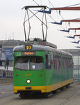 Ein TW der Linie 10 in den für Poznan typischen Farben, ein Duewag GT 8 (?) auf der Bahnhofsbrücke.