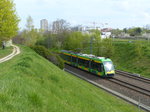 Eine Solaris Tramino erreicht die Station Lechicka / Poznań Plaza.