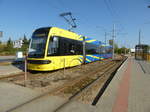 Stadtbahnwagen Pesa Swing 122NbT 303 auf Linie 2 an der Haltestelle Szosa Bydgoska, Torun, Polen, 27.09.2016.