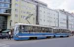 Ein modernisierter Tram Bahn Zug fhrt am Hotel Holiday Inn vorbei in Richtung
Bahnhof Wroclaw Glowny (Breslau HBF) am 28.06.2013.