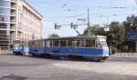Vor dem Hotel Holiday Inn in Wroclaw (Breslau)kreuzen mehrere Tram Bahn Linien.
Am 28.6.2004 herrschte dort eine groe Vielfalt an Fahrzeugen. Unter
anderem kam auch dieser alte Gelenkwagen dort vorbei.
