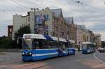 STRASSENBAHNBETRIEBE IN POLEN Strassenbahn BRESLAU Die Doppelgelenktriebwagen 2726 und 2712 der Linien 11 und 17 mit niederflurigem Mittelteil des Typs WRAS 205 aufgenommen am 18. August 2014.
Foto: Walter Ruetsch 