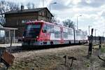 Polen Koleje Wielkopolskie Strecke 328 Leszno-Wolsztyn-Zbąszynek: SA108-010, Zug 77233 Leszno-Zbąszynek, Tuchorza, 9. April 2022. Im Zeitraum des Besuches bedienten SA108 alle drei Zugpaare Leszno-Zbąszynek. 