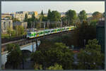 Der EN57 2 120 556-7 der KM verlässt am 06.09.2024 den Bahnhof Warschau Wschodnia. (aus einem Hotelzimmer heraus fotografiert)