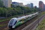 Privatbahnen in Polen: Sehr abwechslungsreich präsentiert sich zur Zeit noch der Fahrzeugpark der Koleje Mazowieckie.
Niederflur Pendelzug Pesa ELF in Warschau am 14. August 2014.  
Foto: Walter Ruetsch