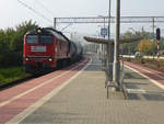 M62-1684 der Orlen KolTrans mit einem Kesselzug bei der Fahrt durch Poznań Starołęka, Polen, 24.09.2019.