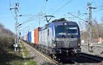 PKP CARGO S.A., Warszawa [PL] mit ihrer  EU46-510  [NVR-Nummer: 91 51 5370 022-3 PL-PKPC] und einem Containerzug Richtung Polen am 16.03.23 Durchfahrt Bahnhof Berlin-Hohenschönhausen.