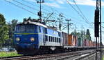 PKP Cargo mit ihrer  ET22-1022  (NVR:  91 51 3 150 180-0 PL-PKPC) und einem Containerzug am 05.09.23 Durchfahrt Bahnhof Kostrzyn nad Odrą.