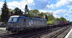 PKP CARGO S.A., Warszawa [PL]  mit ihrer  EU46-519  [NVR-Nummer: 91 51 5370 032-2 PL-PKPC] und einem schwach ausgelastetem Containerzug Richtung Polen am 27.04.24 Höhe Berlin Hirschgarten.