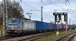 PKP CARGO S.A., Warszawa [PL] mit der  EU46-505  [NVR-Nummer: 91 51 5370 017-3 PL-PKPC] und einem Containerzug am 25.11.24 Höhe Bahnhof Magdeburg-Neustadt.