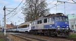 PKP Intercity spółka z o.o., Warszawa [PL] mit ihrer  EP07-1056  (NVR:  PL-PKPIC 91 51 1 140 046-0 ) und einem IC bei der Ausfahrt Bahnhof Kostrzyn nad Odrą am 13.03.24