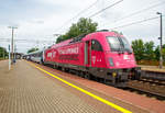   Die PKP Intercity EU 44  Husarz - Husar   5 370 001 (91 51 5370 010-8 PL-PKPIC 1251), eine Siemens ES64U4-D, hat am 27.06.2017, mit dem EIC 17003 / EC 44   Warszawa-Berlin-Express , den Bahnhof