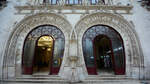 Das im manuelinischen Stil gestaltete Eingangsportal des 1890 eröffneten Kopfbahnhofes Rossio in der Innenstadt der portugiesischen Hauptstadt Lissabon. (Januar 2017) 