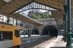 Durch diese Tunnel fahren alle Züge in den Kopfbahnhof von Porto São Bento bzw. verlassen diesen wieder (29.09.2017).