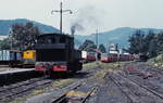 Schmalspurdampflokomotiven in Portugal: CP E 166 (3 069 166-9) unter Dampf am 27.04.1984 in Tua. Im Hintergrund rangiert ein Triebwagen der Reihe 9700, die 1980 von den jugoslawischen Staatsbahnen übernommen wurden.