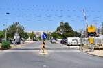 Blick auf den Bahnübergang auf der Estrada do Passeio Ribeirinho.

Faro 25.06.2024