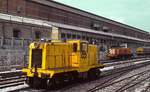 Im Bahnhof Barreiro am südlichen Tejo-Ufer rangiert im April 1984 die CP 1105.