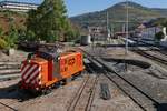 Blick über das Bahnhofsgelände von Regua mit Diesellok 110 1415-4 im Vordergrund (03.10.2017).