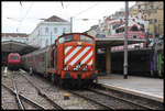 Diesel Rangierlok CP 1405 zieht hier am 19.03.2018 im Bahnhof Santa Apolonia in Lissabon eine Schnellzugwagen Garnitur aus dem Kopfbahnhof ab.