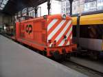 1455 am 12.05.2006 im Kopfbahnhof Porto Sao Bento, eben ist ein Personenzug mit einer anderen Lok BR 1400 von diesen Gleis abgefahren, diese Lok verlt auch das Gleis.