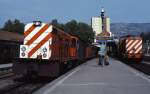 Am 27.04.1984 begegnen sich die Breitspurlokomotive 1422 und ihre Schmalspur-Kollegin der Reihe 9020 im Bahnhof Regua