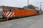 Am 04.10.2017 steht die 1979 von Bombardier gebaute Diesellok mit der Nummer 1964 (9094 122 1964-6) im Bahnhof von Porto Campanhã.