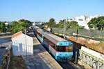 0453 steht mit einem weiteren Triebwagen in Fuseta-A und macht sich auf den Weg nach Faro. Her Bahnsteig hier ist zu kurz für 2 Triebwagen so das der vordere Triebwagen zum Teil über den Bahnsteig hinaus steht. Aufgenommen von einer Fußgängerbrücke.

Fuseta 23.06.2024