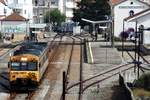 SÃO MARTINHO DO PORTO (Distrikt Leiria), 09.08.2019, Zug Nr. 245M als Regionalzug nach Caldas da Rainha bei der Ausfahrt aus dem Bahnhof