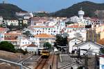 SÃO MARTINHO DO PORTO (Distrikt Leiria), 09.08.2019, Zug Nr. 218M als Regionalzug nach Leiria bei der Ausfahrt aus dem Bahnhof