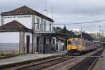 Bahnen in Portugal: Der versprayte CP 008 M wartet am 26. März 2015 auf dem Bahnhof Marco de Canaveses eine Zugskreuzung ab. Wie in Livracao wurde auch das Stationsgebäude Marco de Canaveses mit den dunkelblauen Kalksteinblättchen verziert. 
Foto: Walter Ruetsch  