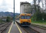 Bahnen in Portugal: Der frisch aufgearbeitete CP 250 M wartet am 27. März 2015 auf dem Bahnhof Marco de Canaveses auf seine Weiterfahrt nach Pocinho. 
Foto: Walter Ruetsch 