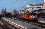 CP 2509 im Bahnhof Lisboa Santa Apolonia im April 1984 vor einem Schnellzug nach Porto