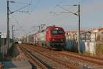 Auf der Fahrt von Porto Campanhã nach Lissabon Santa Apolónia ist 5619-0 mit den Wagen des IC 524 kurz zuvor an der unterirdischen Haltestelle von Espinho abgefahren und hat die südliche Rampe an die Oberfläche hinter sich gelassen (07.10.2017).