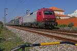 Kurz vor dem Passieren eines ohne Schranken und Lichtzeichen ausgestatteten Bahnübergangs für Fußgänger in Aguda befindet sich 5606-7 mit den Wagen des IC 722 auf der Fahrt von