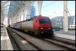 Gleich zwei Schnellzüge, bespannt mit der Baureihe 56, vorn ist 5603 zu sehen, stehen hier am 20.3.2018 am Bahnsteig im Bahnhof Lissabon Oriente.