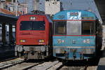 Der Triebzug CP 0465 und die Elektrolokomotive CP 5606-7 pausieren Ende Januar 2017 am Lissabonner Bahnhof Santo Apolonia.