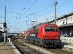 Lok 5614-1 der Baureihe LEVL 5600 fhrt im Gleisvorfeld des Lissabonner Bahnhofes Santa Apolonia zu den Gleisen, um an einen IC angekuppelt zu werden.