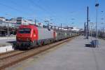 Bahnen in Portugal: CP Fernverkehrszug Porto-Lissabon mit der E-Lok 5614-1 anlässlich der Bahnhofseinfahrt PORTO CAMPANHA am 25.